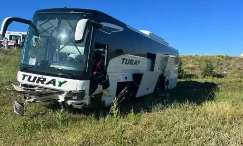 Sivas'ta yolcu otobüsü yoldan çıktı: 8 yaralı