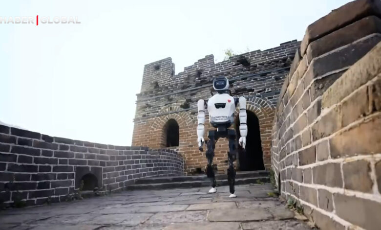 Tarihte bir ilk! İnsansı robot Çin Seddi'ne tırmandı