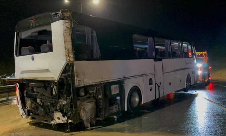 Tuzla'da yolcu otobüsü yan yattı: İki yaralı