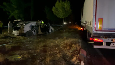 Adıyaman'da otomobil ile TIR'ın çarpıştığı feci kazada 1 kişi öldü, 3 kişi ağır yaralandı 