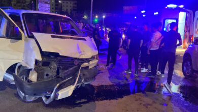 Aksaray'da minibüs ile otomobilin çarpıştığı kazada 3 kişi yaralandı 