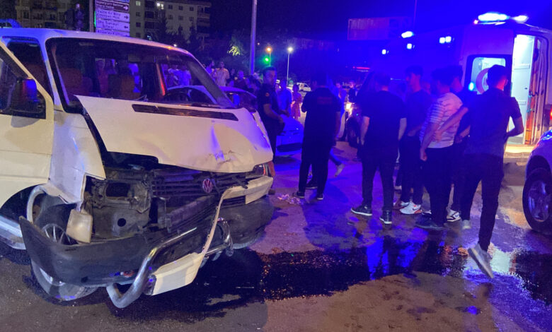 Aksaray'da minibüs ile otomobilin çarpıştığı kazada 3 kişi yaralandı 