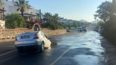 Bodrum'da hat patladı, oluşan çukura otomobil düştü