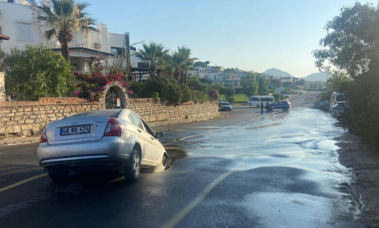 Bodrum'da hat patladı, oluşan çukura otomobil düştü