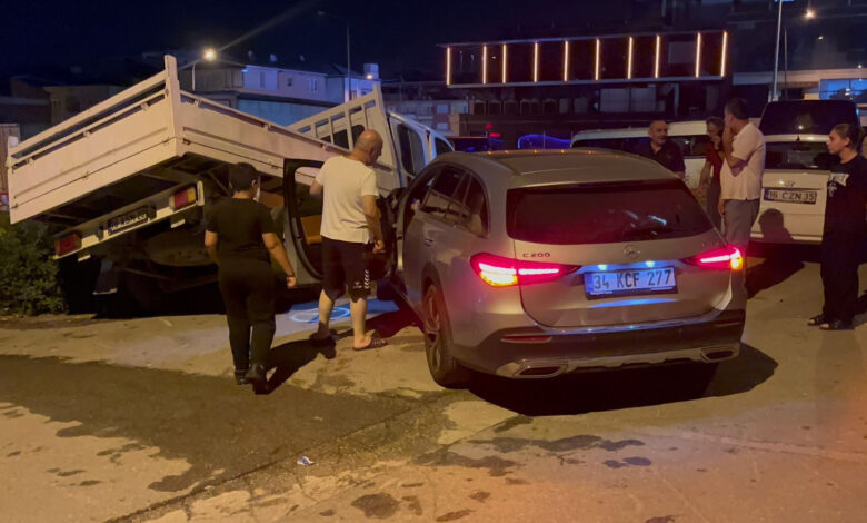 Bursa'da otomobil kamyonete çarptı: 3 yaralı 