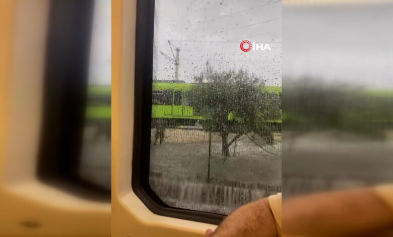 Bursa'da sağanak yağış: Metro seferleri durdu, raylar şelaleye döndü