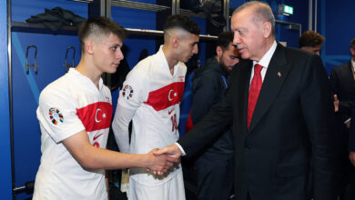 Erdoğan, milli futbolcuları soyunma odasında ziyaret etti