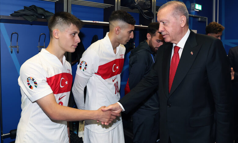 Erdoğan, milli futbolcuları soyunma odasında ziyaret etti