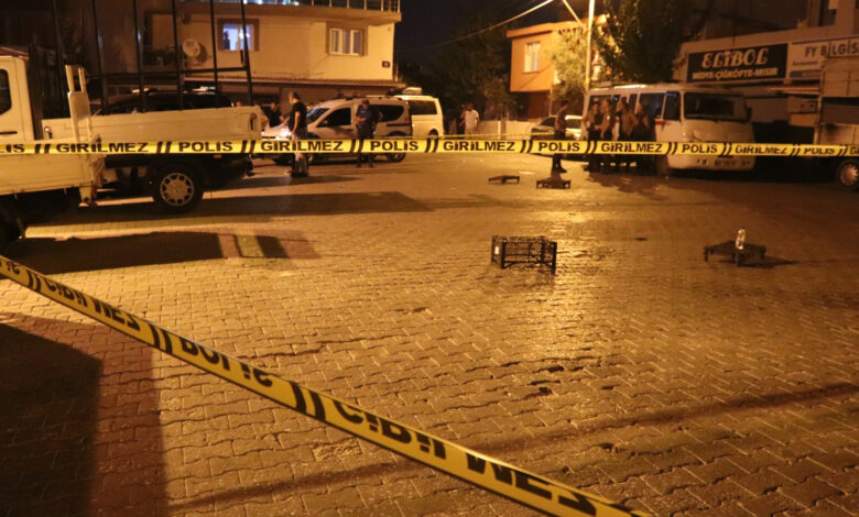 İzmir'de küfürlü tartışma, silahlı, bıçaklı kavgaya döndü: 4 yaralı 