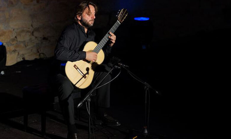 Klasik gitarın efsanesi Marcin Dylla, Çeşme Kalesi'nde konser verdi