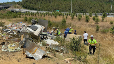 Kuzey Marmara Otoyolu’nda bariyerleri aşan kamyon şarampole devrildi: 2 yaralı