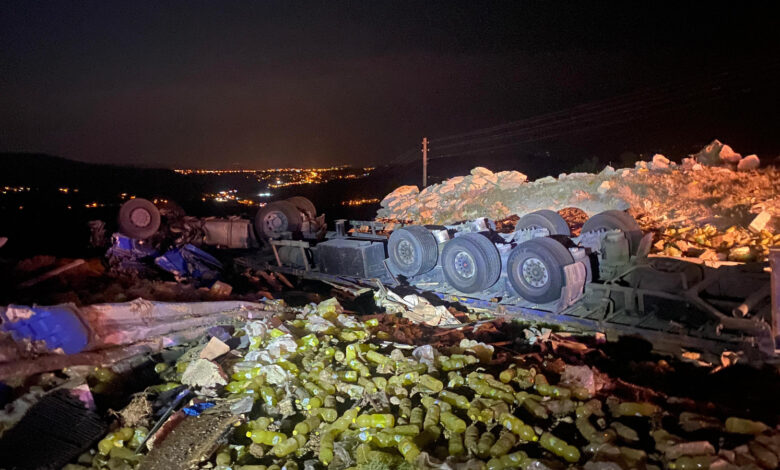 Mersin'de devrilen TIR'ın sürücüsü öldü