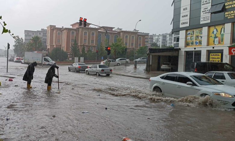 Osmaniye sele teslim! Yollar göle döndü