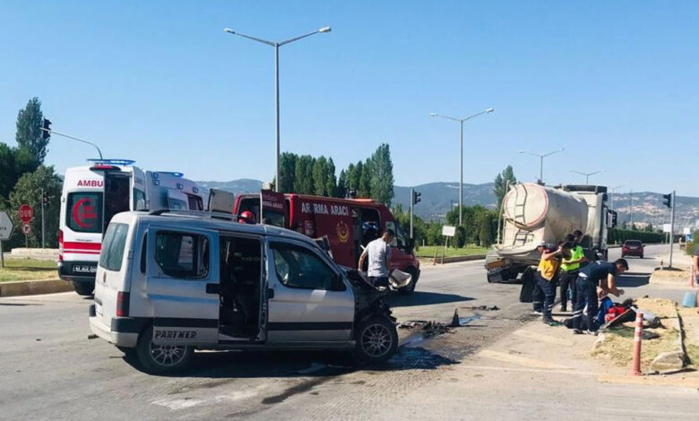 Otomobil kamyona arkadan çarptı: 2 ölü, 1 yaralı