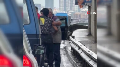 Pendik'te tekmeli yumruklu yol kavgası: Cep telefonuyla görüntülendi