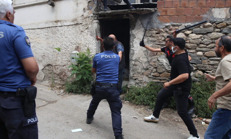 Peygamber olduğunu iddia eden şahıs, kendisini ikna etmeye gelen polisi bıçakladı