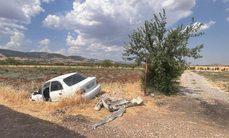 Sürücüsünün kontrolünden çıkan otomobil şarampole yuvarlandı