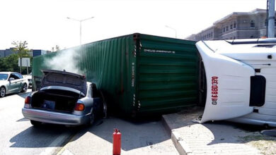 TIR, otomobilin üzerine devrildi: 1'i çocuk 2 yaralı