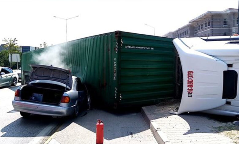 TIR, otomobilin üzerine devrildi: 1'i çocuk 2 yaralı