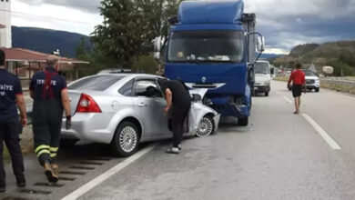 Yolda ters dönen araç kamyon ile kafa kafaya çarpıştı