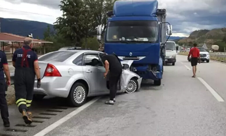 Yolda ters dönen araç kamyon ile kafa kafaya çarpıştı