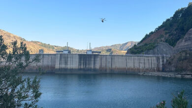 Adana Kozan'da orman yangınına müdahale eden helikopter suya düştü