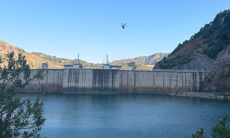 Adana Kozan'da orman yangınına müdahale eden helikopter suya düştü