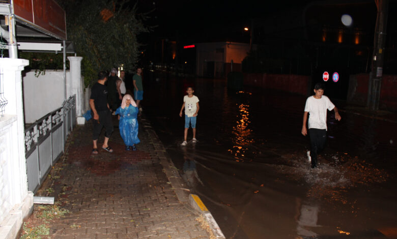 Aksaray'da sağanak nedeniyle sokaklar göle döndü