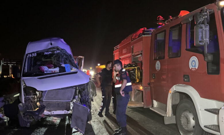 Antalya'da TIR ile minibüs çarpıştı: 1 yaralı