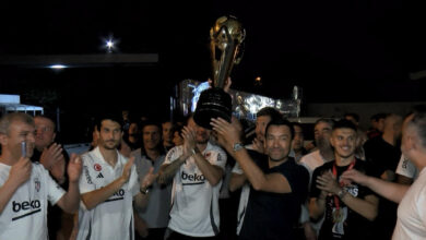 Beşiktaş kupayı taraftarlarıyla doyasıya kutladı