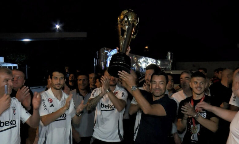 Beşiktaş kupayı taraftarlarıyla doyasıya kutladı