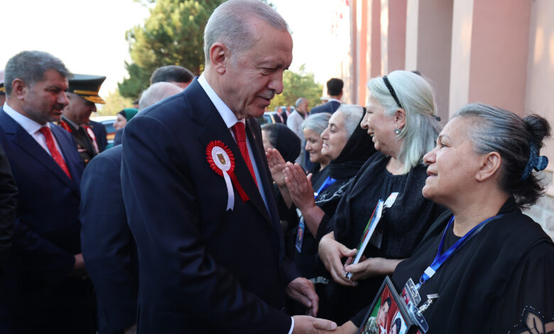 Cumhurbaşkanı Erdoğan, Karabağ Savaşı'nda şehit olan Azerbaycan askerlerinin aileleriyle görüştü