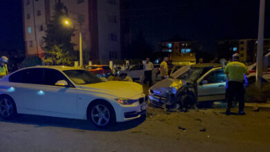 Eskişehir'de iki otomobilin kafa kafaya çarpıştığı kaza kamerada! 1 ölü, 5 yaralı 