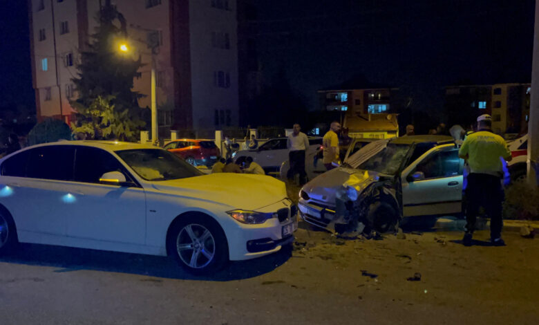 Eskişehir'de iki otomobilin kafa kafaya çarpıştığı kaza kamerada! 1 ölü, 5 yaralı 