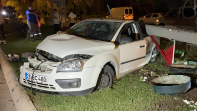 Eskişehir'de otomobil aydınlatma direğine tosladı! 3 yaralı