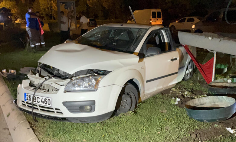 Eskişehir'de otomobil aydınlatma direğine tosladı! 3 yaralı