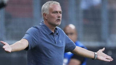 Fenerbahçe Teknik Direktörü Jose Mourinho: "Sarı-lacivert bayraklarımızla Kadıköy'de Lille'i bekleyeceğiz"