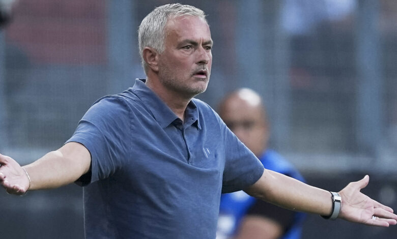 Fenerbahçe Teknik Direktörü Jose Mourinho: "Sarı-lacivert bayraklarımızla Kadıköy'de Lille'i bekleyeceğiz"