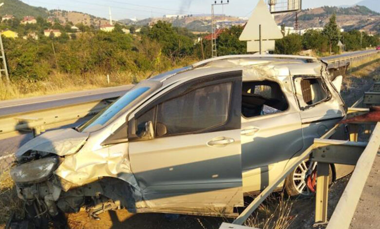 Hafif ticari araç bariyere çarpıp su kanalına girdi: 1 ölü, 2 yaralı