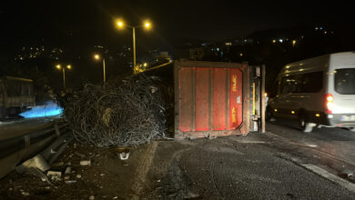 Hatay'da TIR devrildi: 1 yaralı