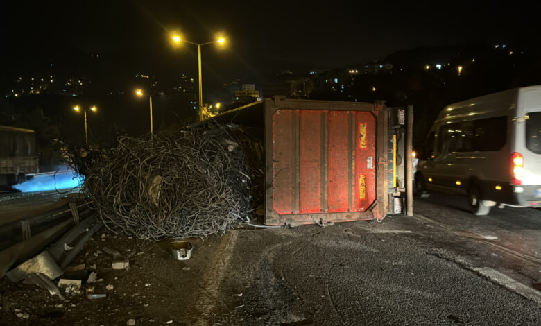 Hatay'da TIR devrildi: 1 yaralı