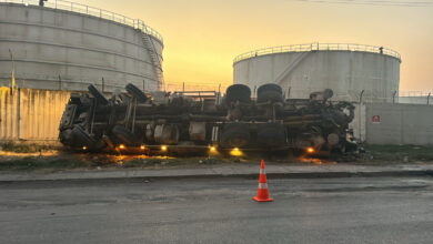 Hatay'da freni patlayan TIR devrildi