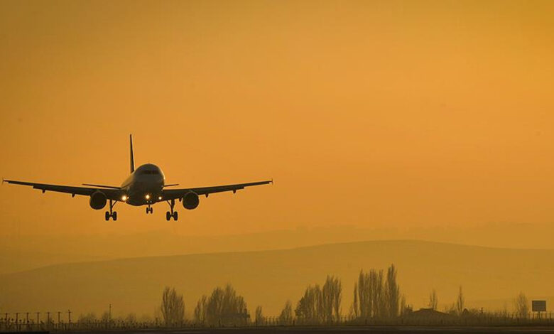 Londra-Antalya seferini yapan uçak, yolcu olay çıkarınca İzmir'e acil iniş yaptı