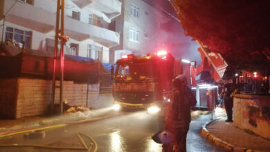 Pendik'te korkutan yangın! Binanın çatısı alevler içinde kaldı