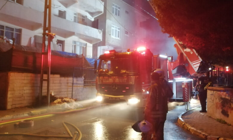 Pendik'te korkutan yangın! Binanın çatısı alevler içinde kaldı