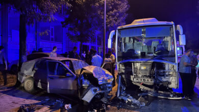 Sakarya'da işçi servisiyle otomobilin çarpıştığı kazada 3 kişi yaralandı