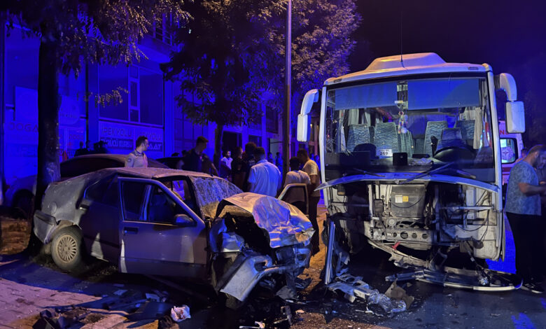 Sakarya'da işçi servisiyle otomobilin çarpıştığı kazada 3 kişi yaralandı