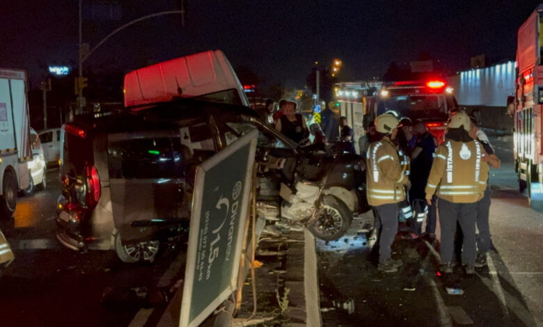 Ümraniye'de panelvan ile minibüs çarpıştı: 3'ü bebek 8 yaralı