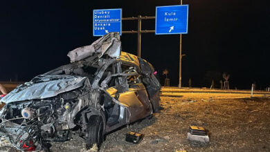 Uşak'ta feci kaza! 1 kişi öldü, araç hurdaya döndü