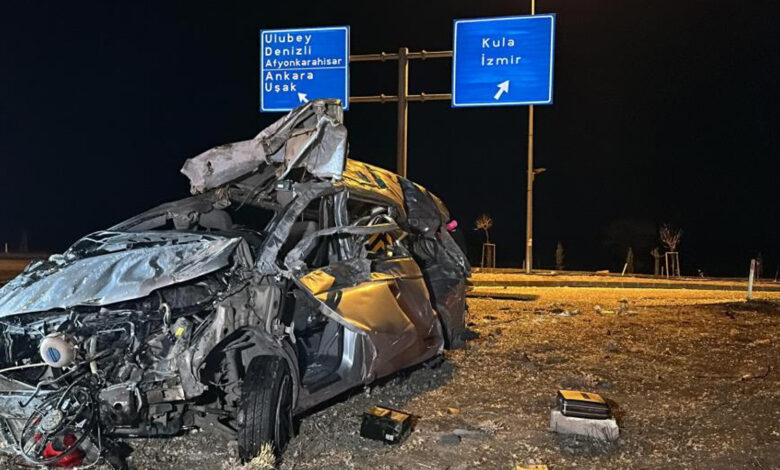 Uşak'ta feci kaza! 1 kişi öldü, araç hurdaya döndü